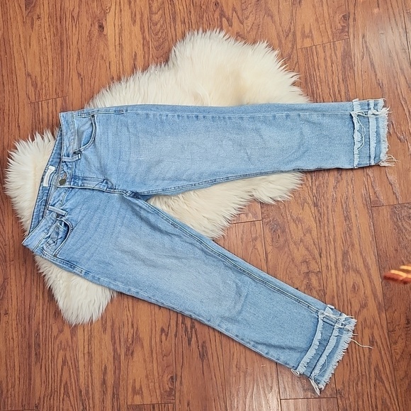 Unpublished Distressed Cropped Jean's - Picture 3 of 6